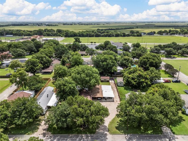 805 S Harrison Street, West, TX 76691