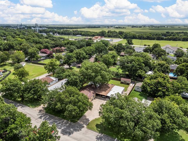 805 S Harrison Street, West, TX 76691