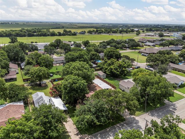 805 S Harrison Street, West, TX 76691