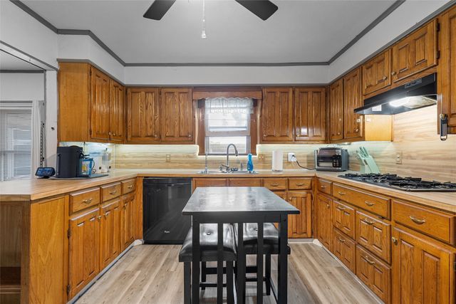 805 S Harrison Street, West, TX 76691