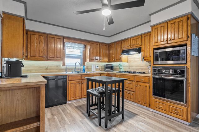 805 S Harrison Street, West, TX 76691