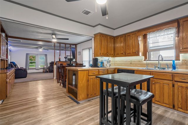 805 S Harrison Street, West, TX 76691