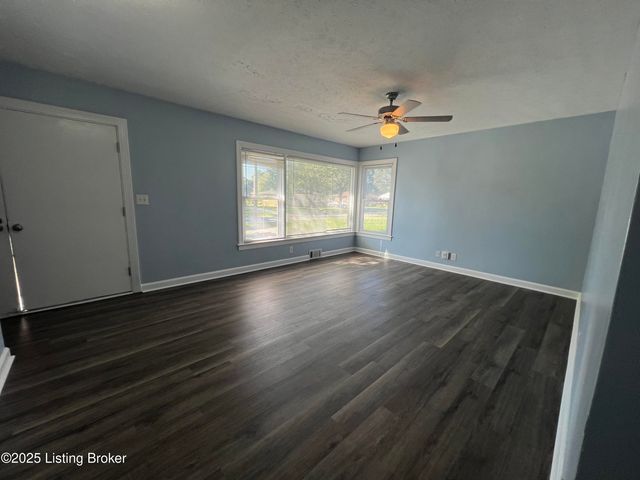 2231 Peaslee Rd, Louisville, KY 40216