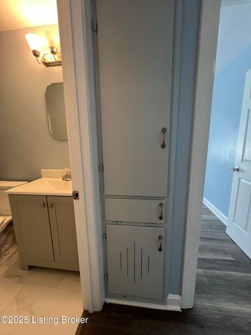 2231 Peaslee Rd, Louisville, KY 40216