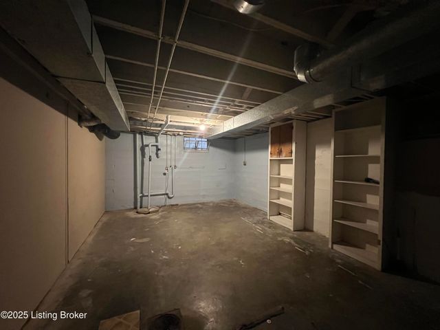 2231 Peaslee Rd, Louisville, KY 40216