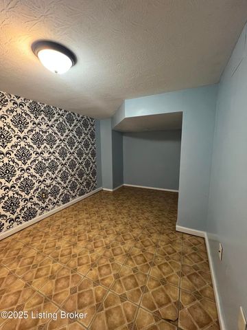 2231 Peaslee Rd, Louisville, KY 40216