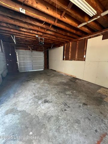 2231 Peaslee Rd, Louisville, KY 40216