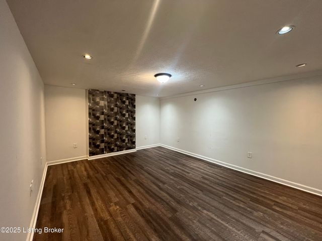 2231 Peaslee Rd, Louisville, KY 40216