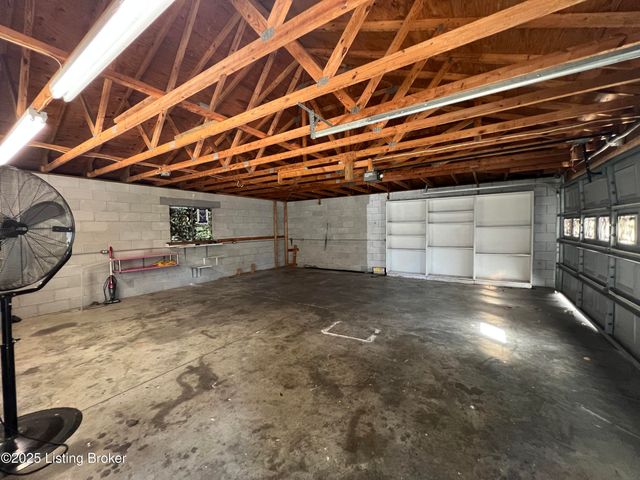 2231 Peaslee Rd, Louisville, KY 40216