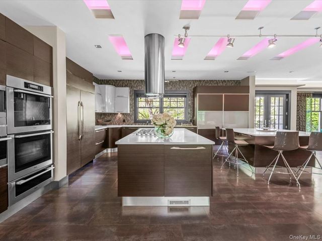 16 THE LOCH, Roslyn Estates, NY 11576