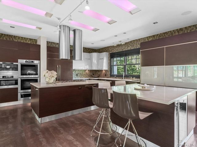 16 THE LOCH, Roslyn Estates, NY 11576