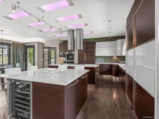 16 THE LOCH, Roslyn Estates, NY 11576