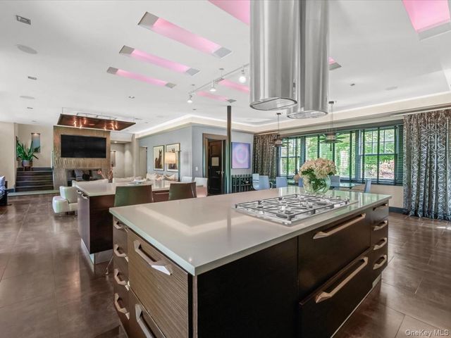 16 THE LOCH, Roslyn Estates, NY 11576