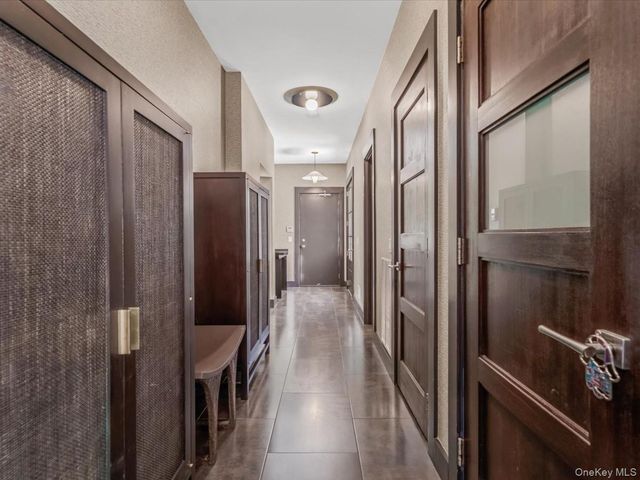 16 THE LOCH, Roslyn Estates, NY 11576