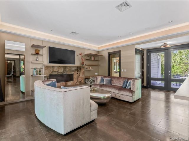 16 THE LOCH, Roslyn Estates, NY 11576