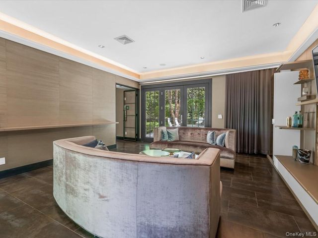 16 THE LOCH, Roslyn Estates, NY 11576