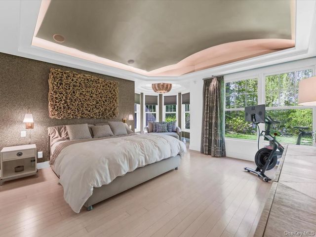 16 THE LOCH, Roslyn Estates, NY 11576