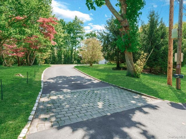 16 THE LOCH, Roslyn Estates, NY 11576