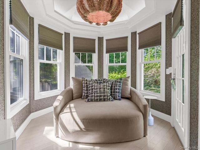 16 THE LOCH, Roslyn Estates, NY 11576