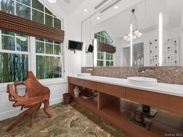 16 THE LOCH, Roslyn Estates, NY 11576