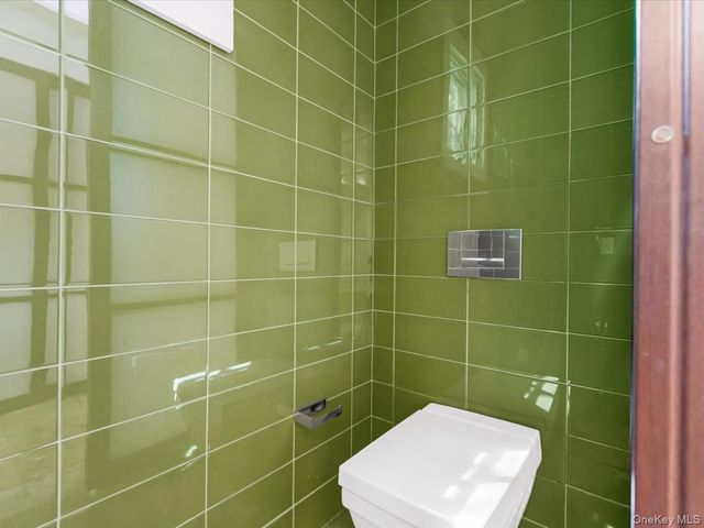 16 THE LOCH, Roslyn Estates, NY 11576