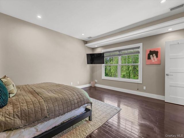 16 THE LOCH, Roslyn Estates, NY 11576