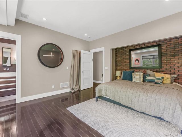 16 THE LOCH, Roslyn Estates, NY 11576