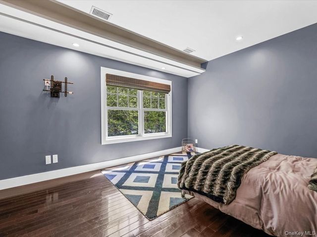 16 THE LOCH, Roslyn Estates, NY 11576