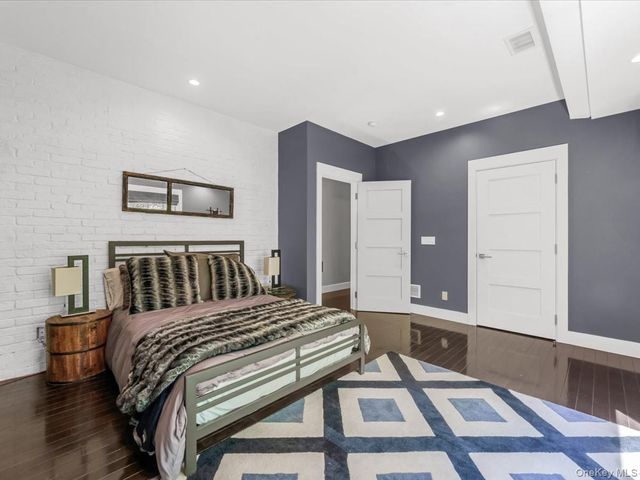 16 THE LOCH, Roslyn Estates, NY 11576