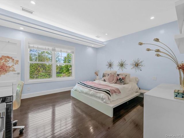 16 THE LOCH, Roslyn Estates, NY 11576