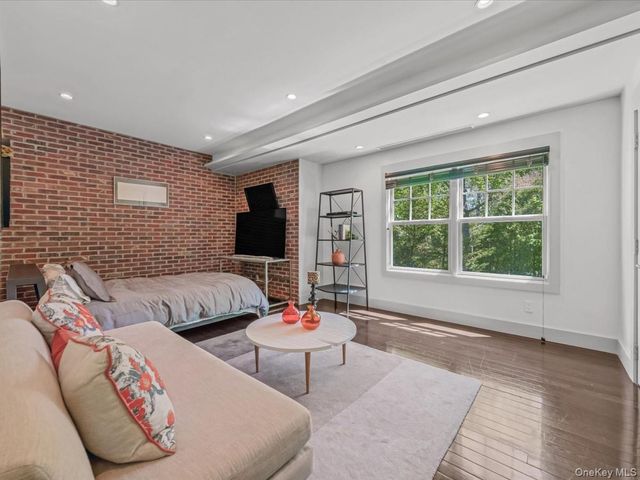 16 THE LOCH, Roslyn Estates, NY 11576
