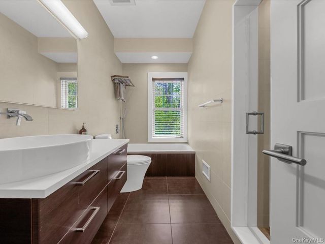 16 THE LOCH, Roslyn Estates, NY 11576