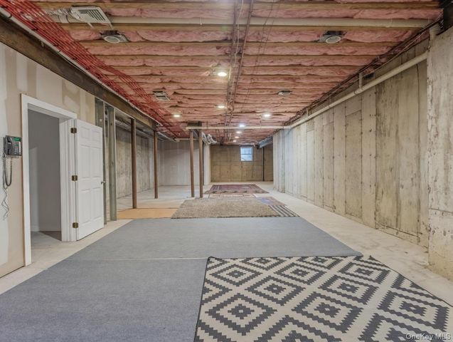 16 THE LOCH, Roslyn Estates, NY 11576