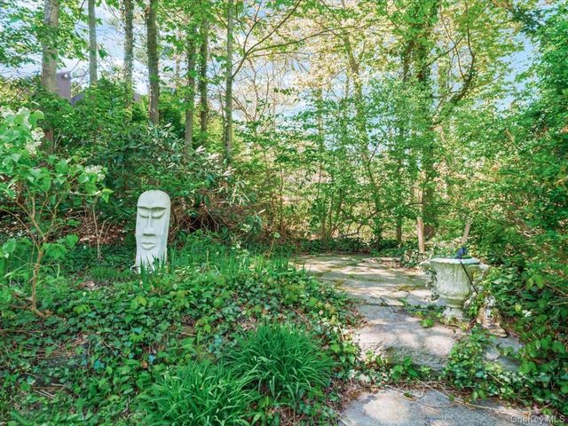 16 THE LOCH, Roslyn Estates, NY 11576