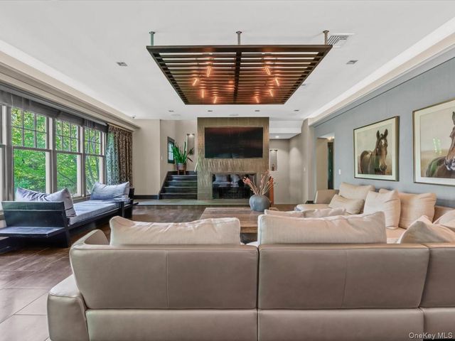 16 THE LOCH, Roslyn Estates, NY 11576