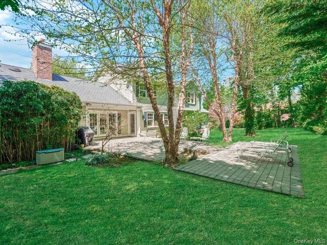 16 THE LOCH, Roslyn Estates, NY 11576