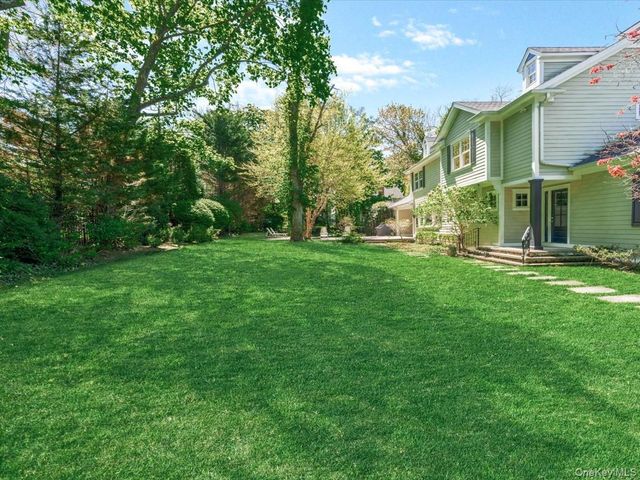 16 THE LOCH, Roslyn Estates, NY 11576
