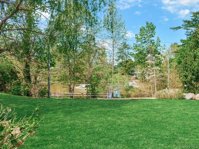 16 THE LOCH, Roslyn Estates, NY 11576