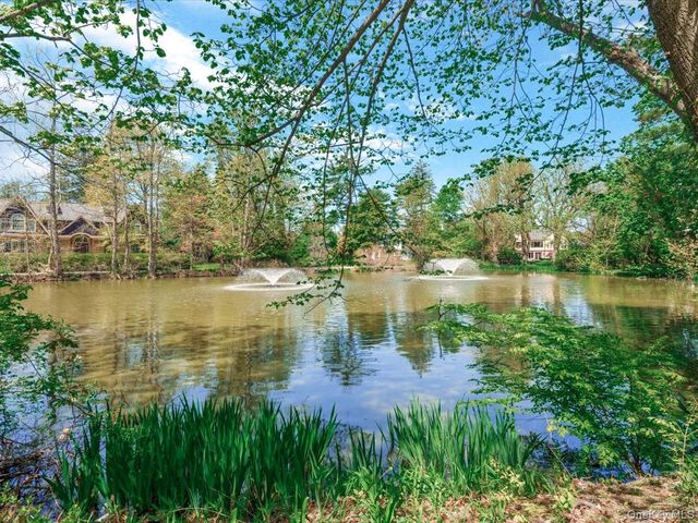 16 THE LOCH, Roslyn Estates, NY 11576