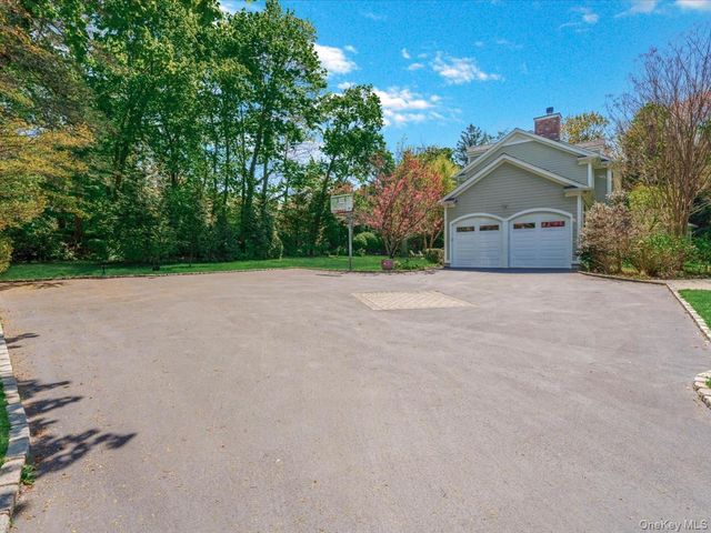 16 THE LOCH, Roslyn Estates, NY 11576