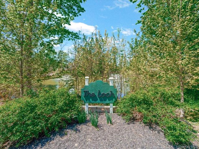 16 THE LOCH, Roslyn Estates, NY 11576