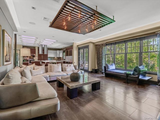 16 THE LOCH, Roslyn Estates, NY 11576