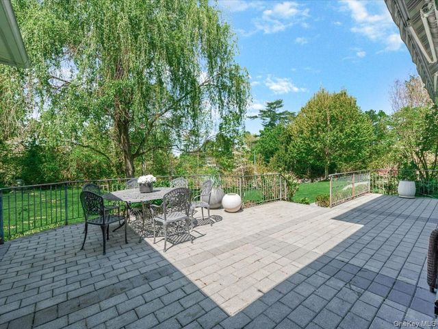 16 THE LOCH, Roslyn Estates, NY 11576