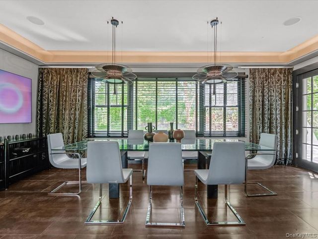 16 THE LOCH, Roslyn Estates, NY 11576