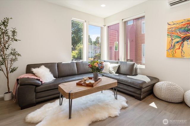 551 28th Avenue, Seattle, WA 98122