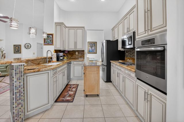 7032 Demedici Circle, Delray Beach, FL 33446