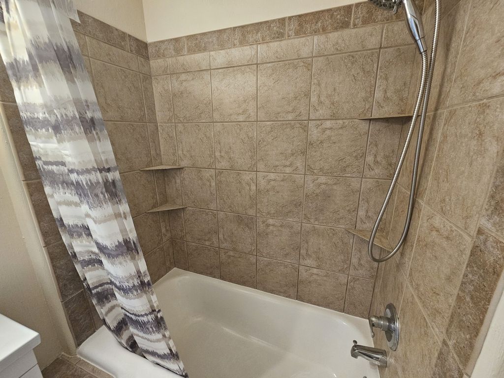 Image 14 of property listing at 1033 S 17th, Mt Vernon, IL 62864