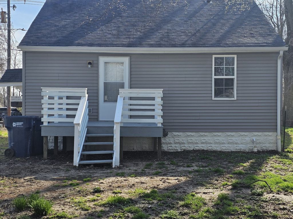 Image 5 of property listing at 1033 S 17th, Mt Vernon, IL 62864