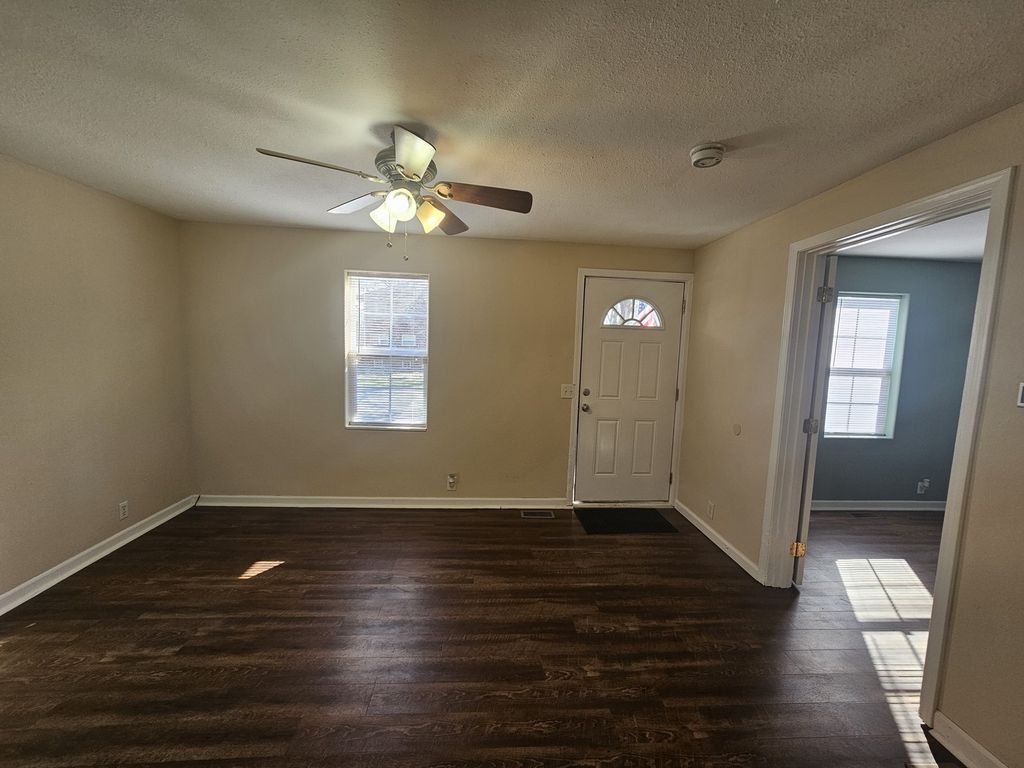 Image 7 of property listing at 1033 S 17th, Mt Vernon, IL 62864