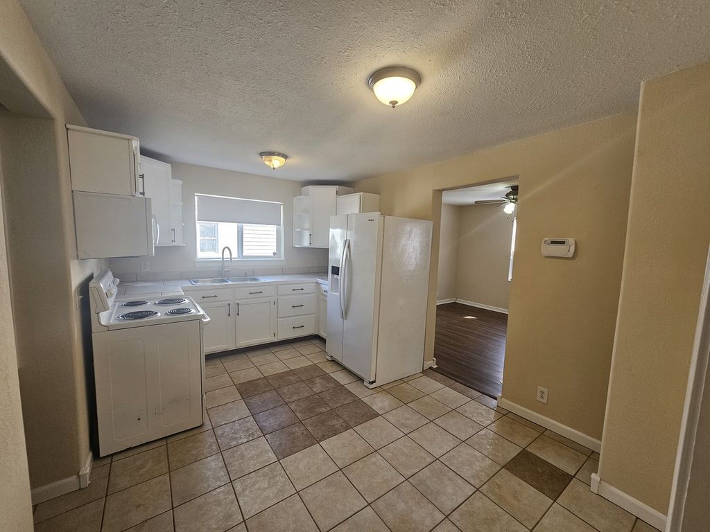 Image 9 of property listing at 1033 S 17th, Mt Vernon, IL 62864